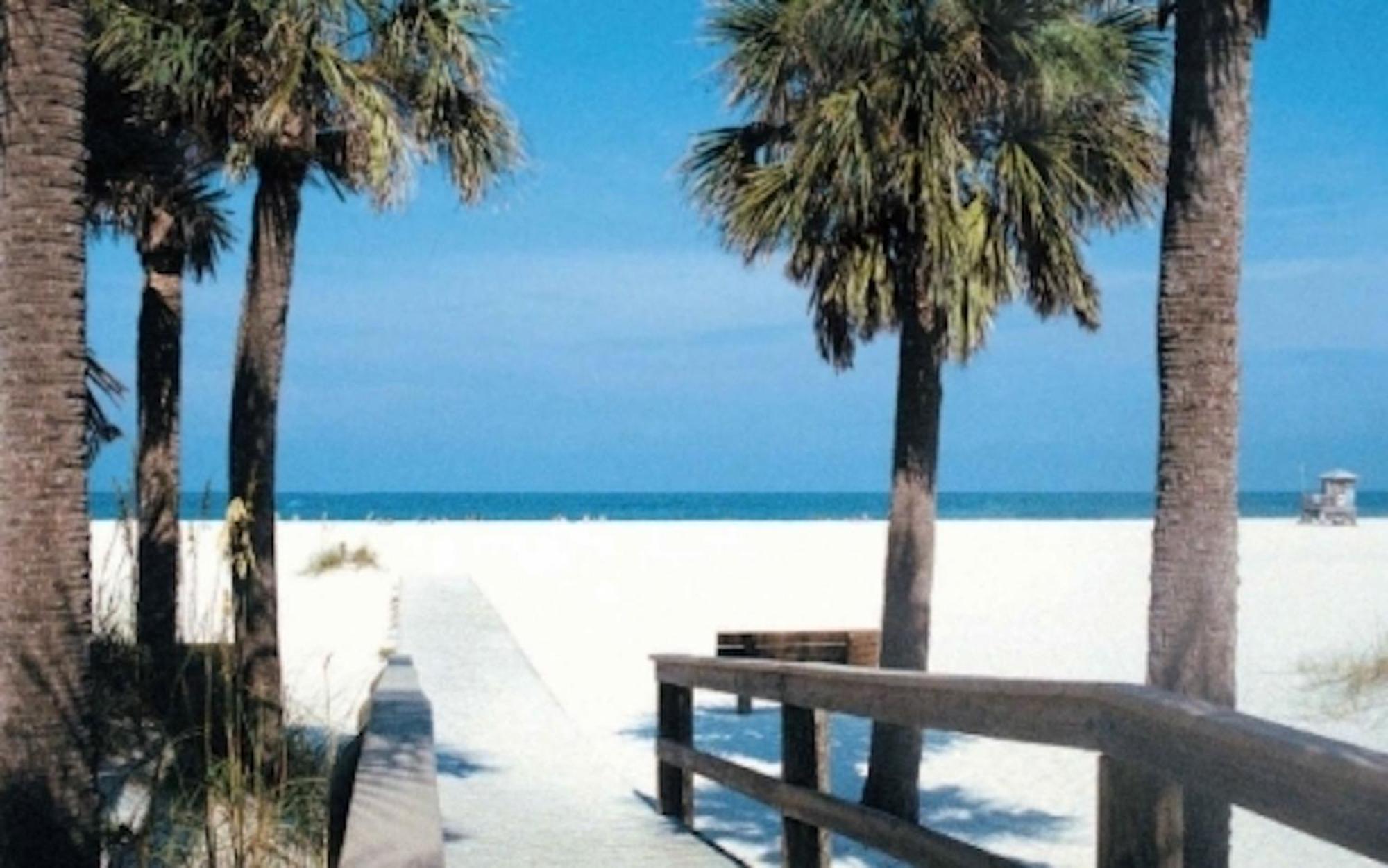 Affordable Two Bedroom Tropical Condo - Private Beach, Pools, Hot Tub St. Petersburg Esterno foto