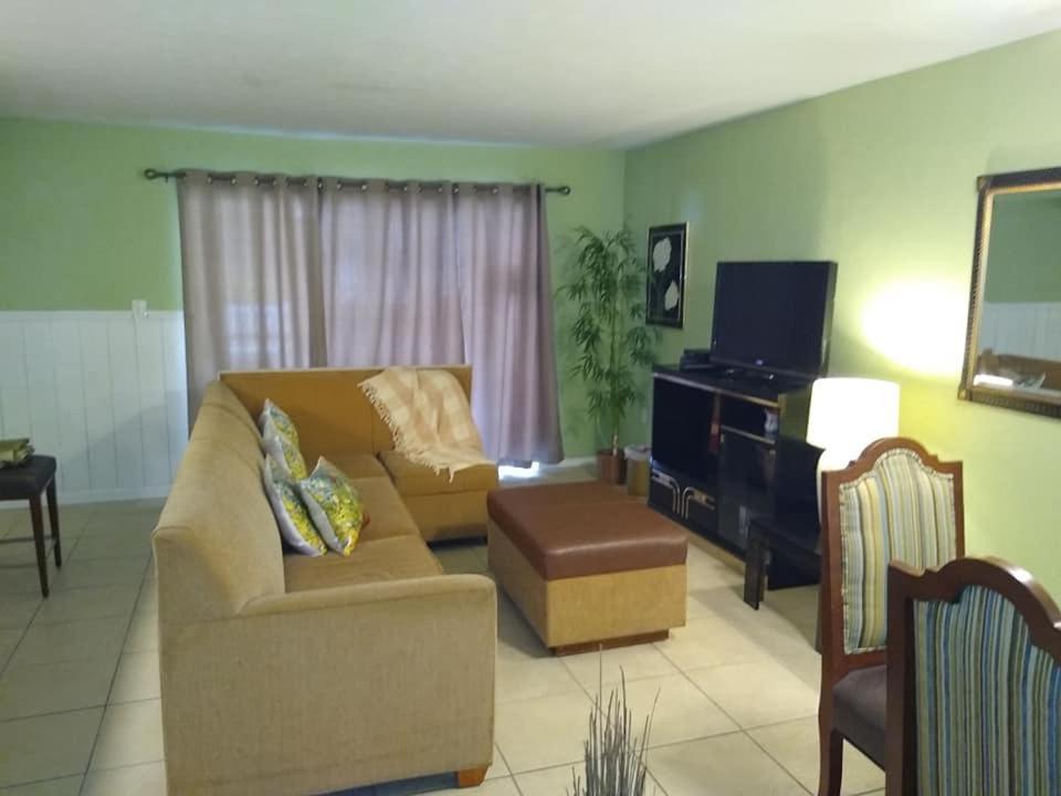 Affordable Two Bedroom Tropical Condo - Private Beach, Pools, Hot Tub St. Petersburg Esterno foto