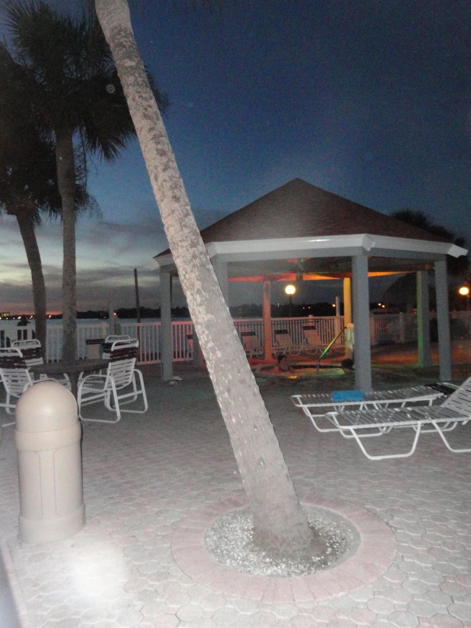 Affordable Two Bedroom Tropical Condo - Private Beach, Pools, Hot Tub St. Petersburg Esterno foto