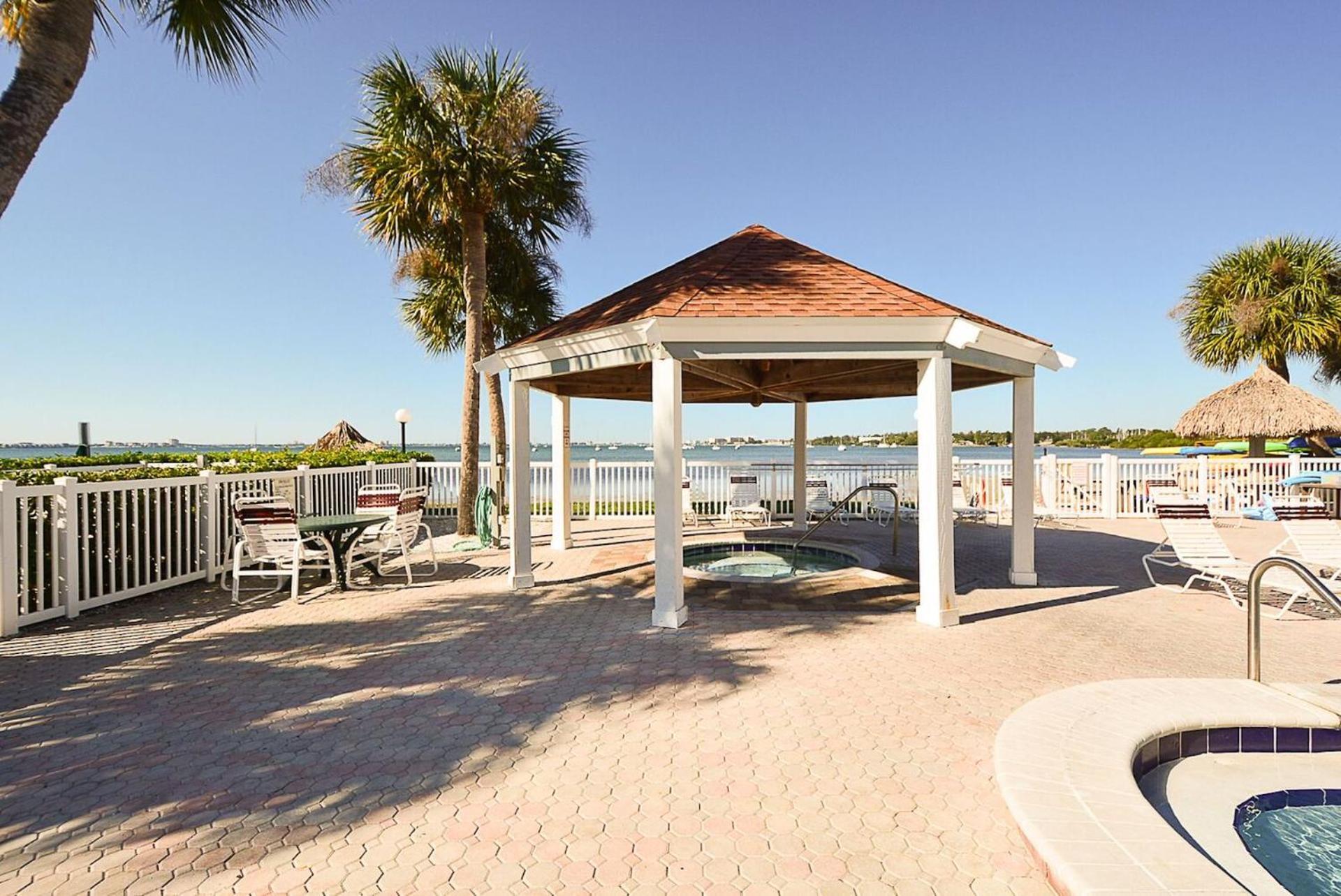 Affordable Two Bedroom Tropical Condo - Private Beach, Pools, Hot Tub St. Petersburg Esterno foto