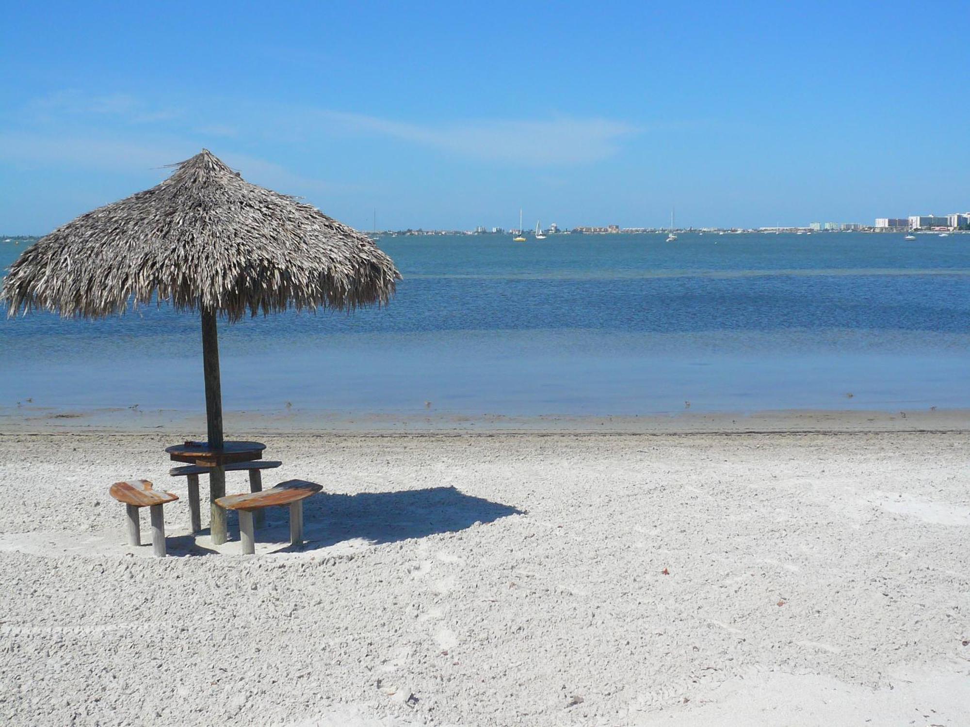 Affordable Two Bedroom Tropical Condo - Private Beach, Pools, Hot Tub St. Petersburg Esterno foto