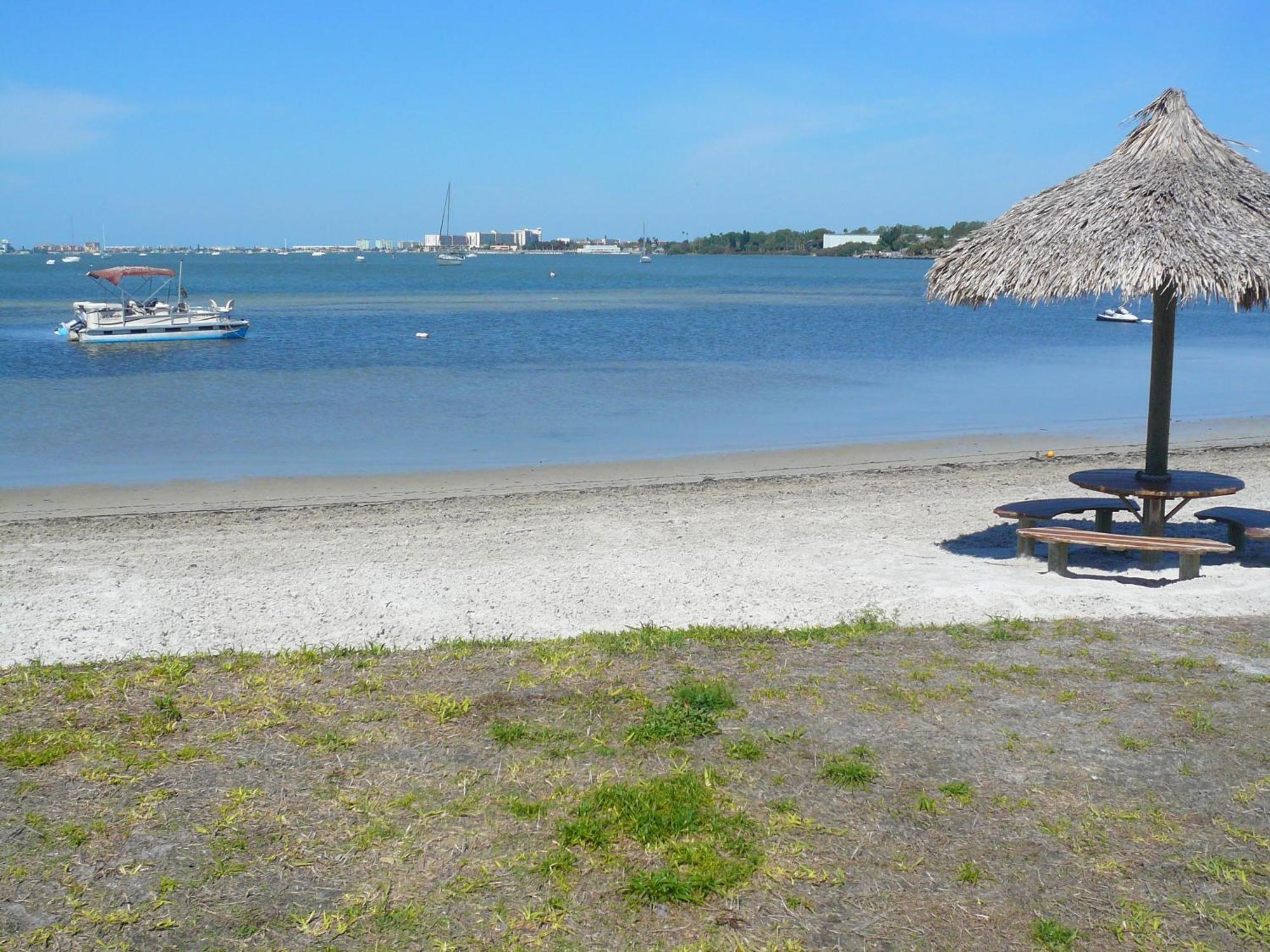Affordable Two Bedroom Tropical Condo - Private Beach, Pools, Hot Tub St. Petersburg Esterno foto