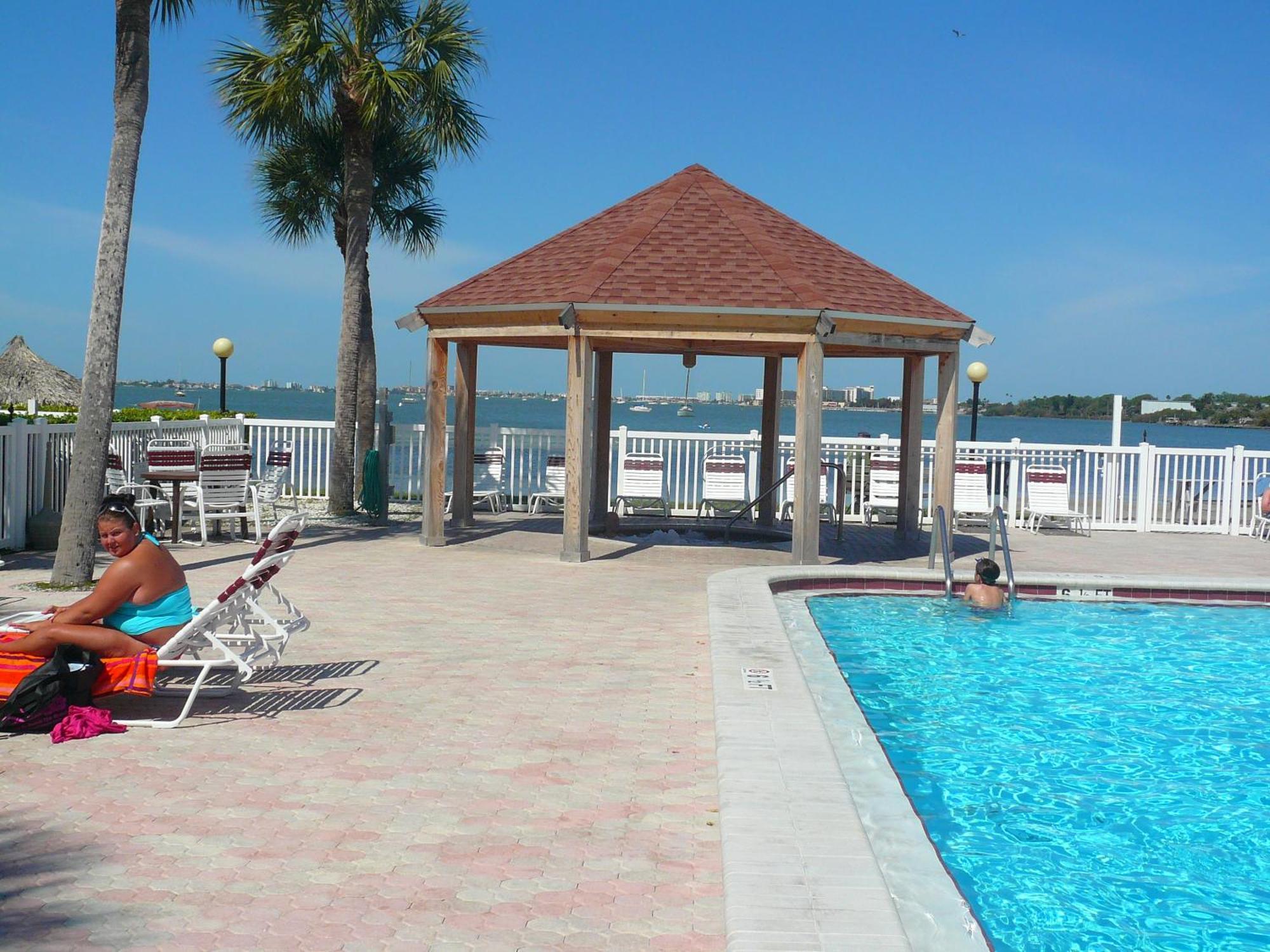 Affordable Two Bedroom Tropical Condo - Private Beach, Pools, Hot Tub St. Petersburg Esterno foto