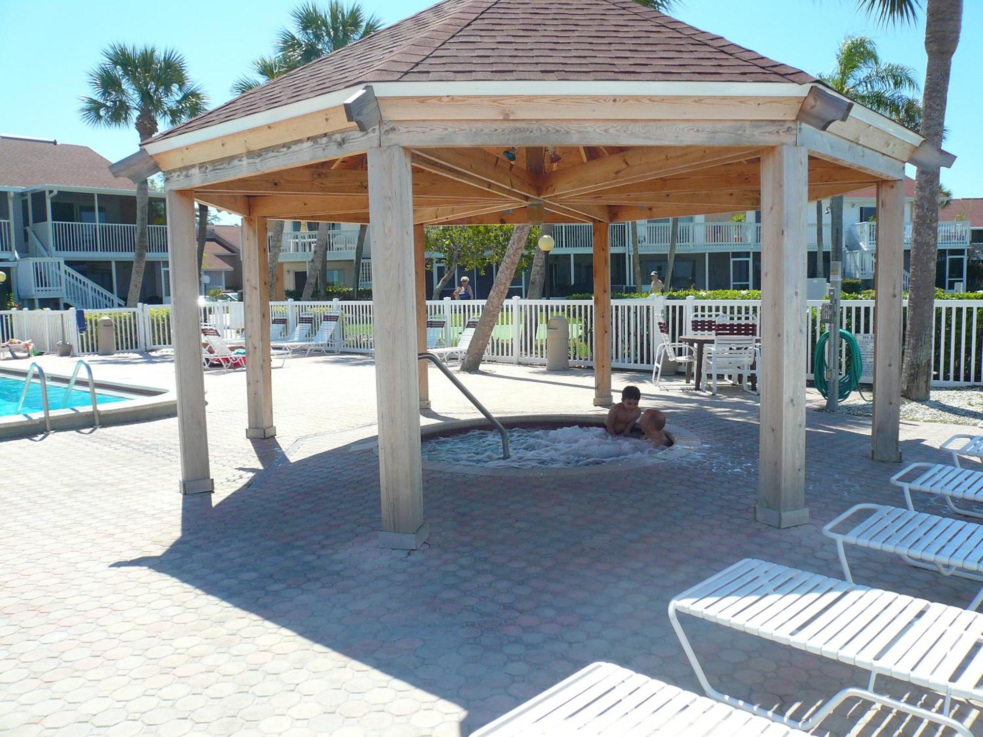 Affordable Two Bedroom Tropical Condo - Private Beach, Pools, Hot Tub St. Petersburg Esterno foto