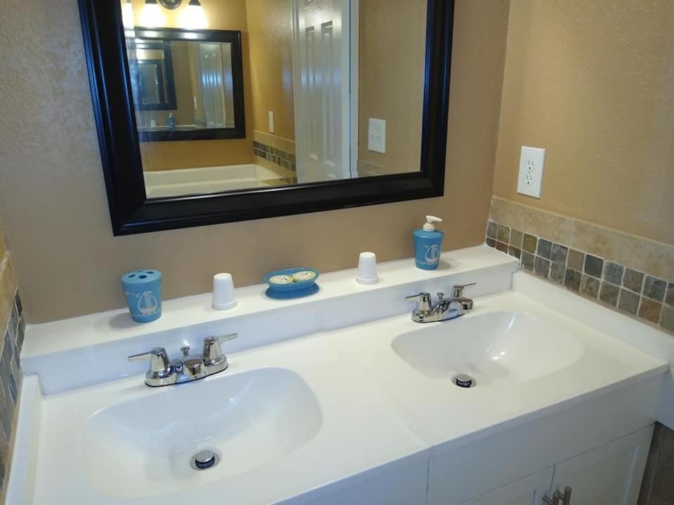 Affordable Two Bedroom Tropical Condo - Private Beach, Pools, Hot Tub St. Petersburg Esterno foto