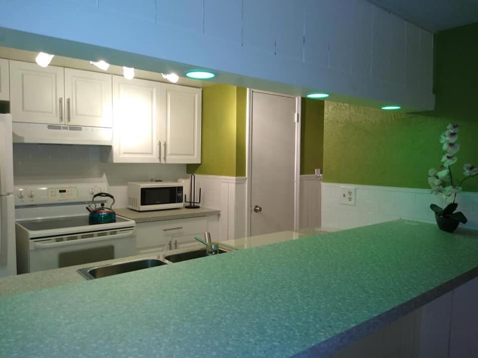 Affordable Two Bedroom Tropical Condo - Private Beach, Pools, Hot Tub St. Petersburg Esterno foto